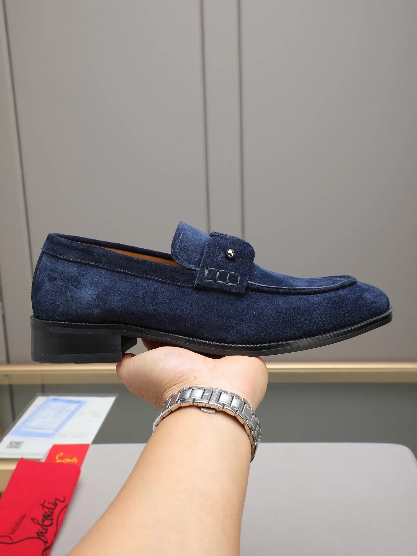 PP580 CL New formal dress shoes Christia* Loubouti* red-soled shoes GREGGO men's Oxford shoes Official price Made of imported high-mercerized suede, glossy small square tip design, iconic red outsole, extremely personalized shoe style, original color cowhide lining, original Italian leather outsole; fine workmanship, bringing you a luxurious experience. Clean silhouette and straightforward, GREGGO men's Oxford shoes It is an Oxford shoe type born for city roaming. Standard leather shoe size: 38～44# (45🉑️customized)